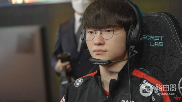 Faker换了好几台电脑了!T1凌晨空运电脑解决选手掉帧问题