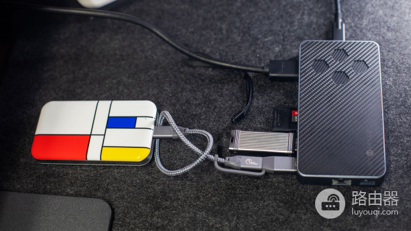 十合一桌面扩展坞,合金桌面满足你的扩展需求