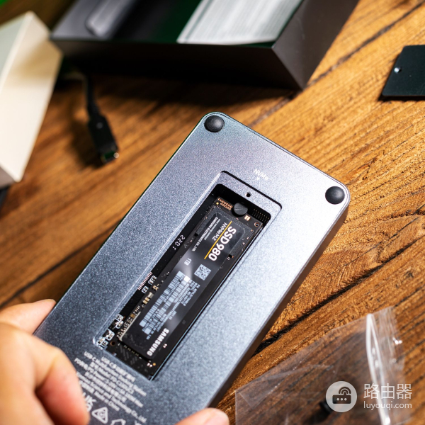 十合一桌面扩展坞,合金桌面满足你的扩展需求