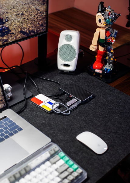 十合一桌面扩展坞,合金桌面满足你的扩展需求