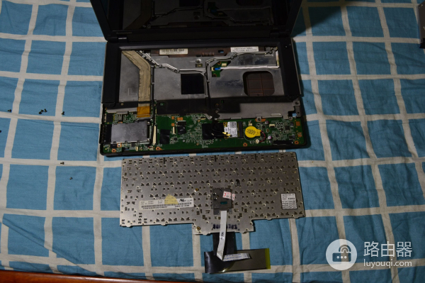 联想E40笔记本拆机图解(如何拆联想电脑主机)