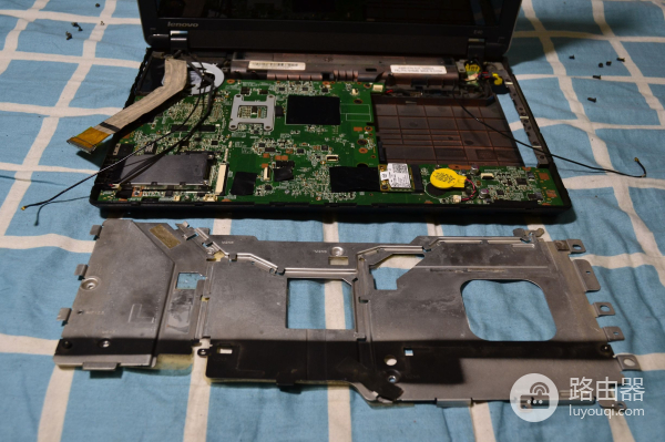 联想E40笔记本拆机图解(如何拆联想电脑主机)