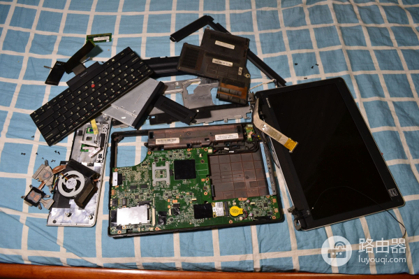 联想E40笔记本拆机图解(如何拆联想电脑主机)