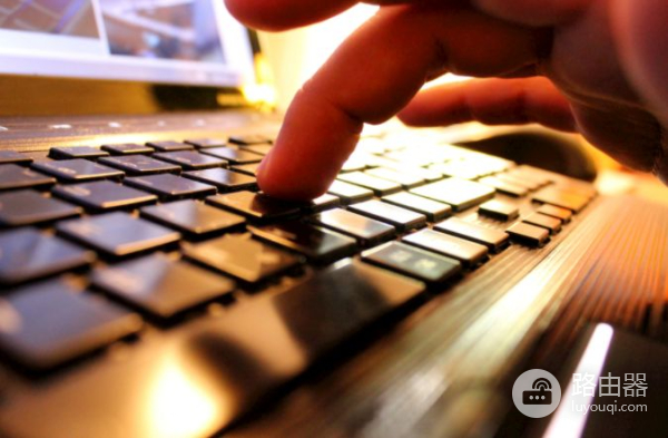 电脑键盘的Shift键还可以这样用(电脑键盘上的shift键是什么功能键?)