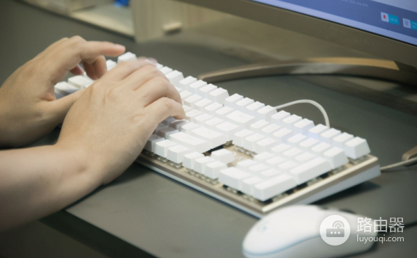 电脑键盘的Shift键还可以这样用(电脑键盘上的shift键是什么功能键?)