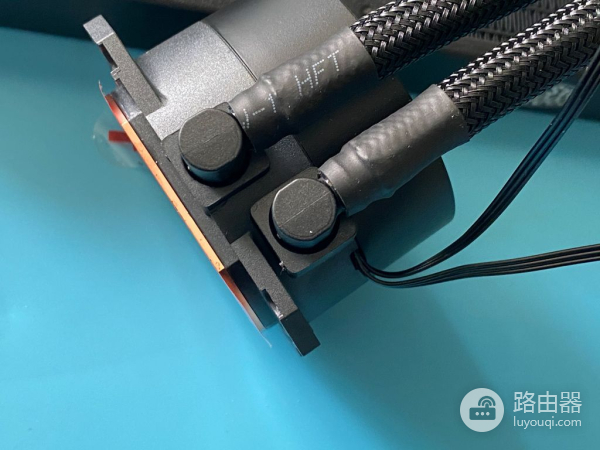 想要让电脑降温风扇又不吵(风扇给电脑降温)