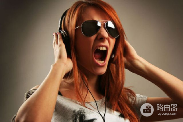 为什么电脑作为音源耳机中会有蜂鸣声(为什么电脑作为音源耳机中会有蜂鸣声音)