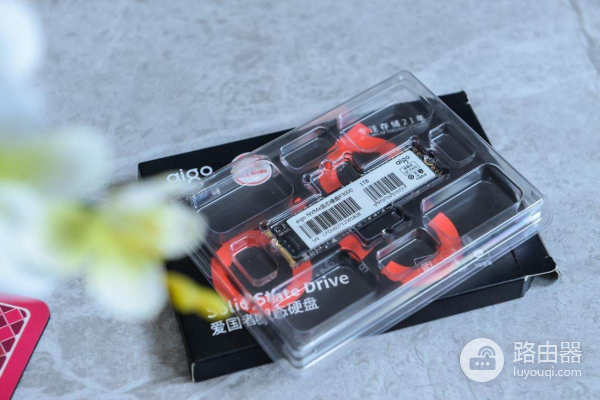 手把手教你如何安装固态硬盘(固态硬盘怎么安装的)