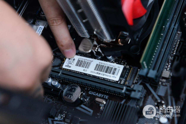 手把手教你如何安装固态硬盘(固态硬盘怎么安装的)