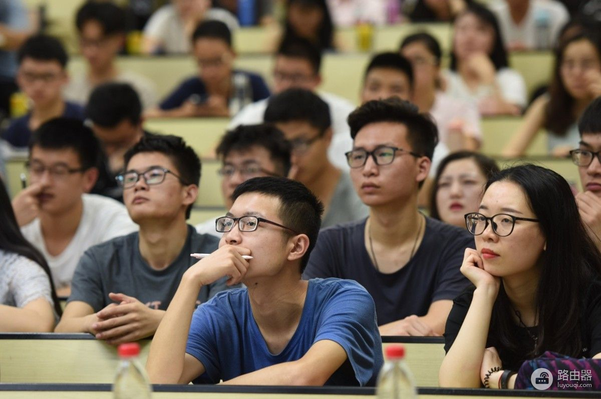 刚进入大学的学生有必要买笔记本电脑吗(刚进入大学的学生有必要买笔记本电脑吗英文)