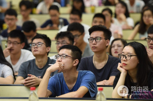 刚进入大学的学生有必要买笔记本电脑吗(刚进入大学的学生有必要买笔记本电脑吗英文)