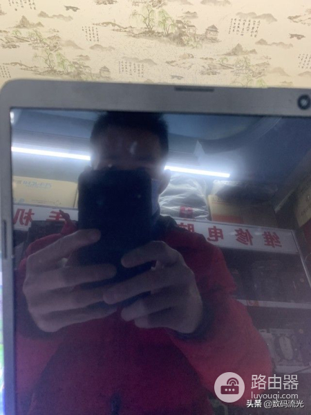 美女电脑开机电池警告愁坏了(电脑开机出现电池警告)