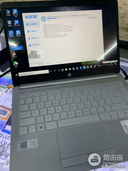 美女电脑开机电池警告愁坏了(电脑开机出现电池警告)