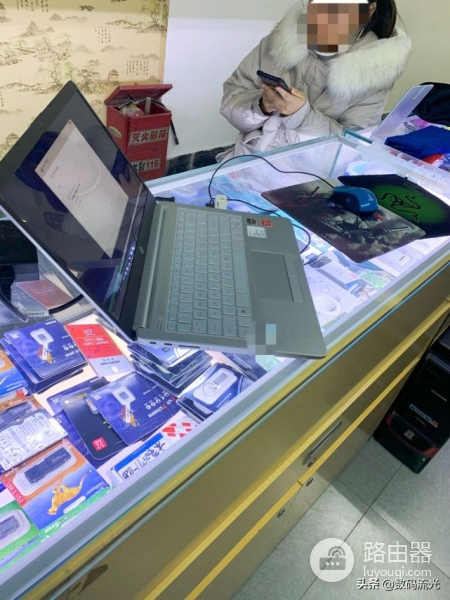 美女电脑开机电池警告愁坏了(电脑开机出现电池警告)