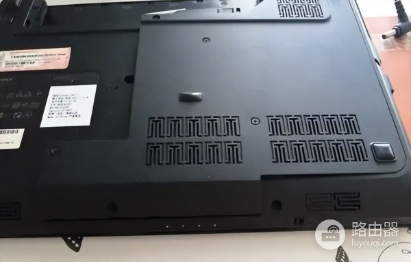 笔记本硬盘怎么拆下来清理(电脑硬盘如何销毁)