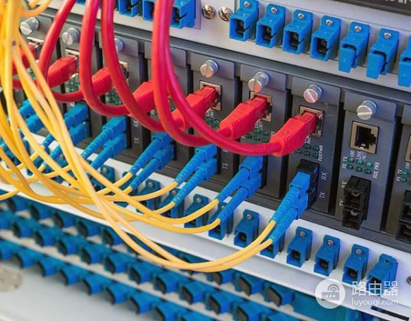 家里的电脑配置明明比网吧高(为什么家里电脑配置比网吧高却比网吧卡)