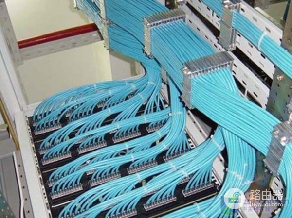 家里的电脑配置明明比网吧高(为什么家里电脑配置比网吧高却比网吧卡)