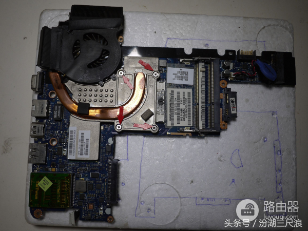 惠普dv3笔记本电脑拆机图解(惠普电脑电池如何拆开)