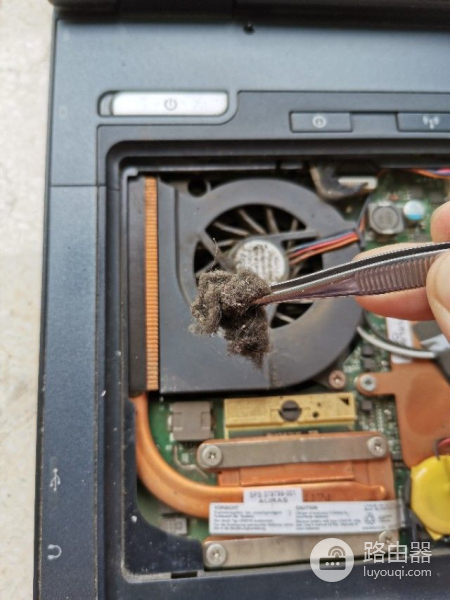 笔记本风扇清灰(如何给电脑风扇清灰)