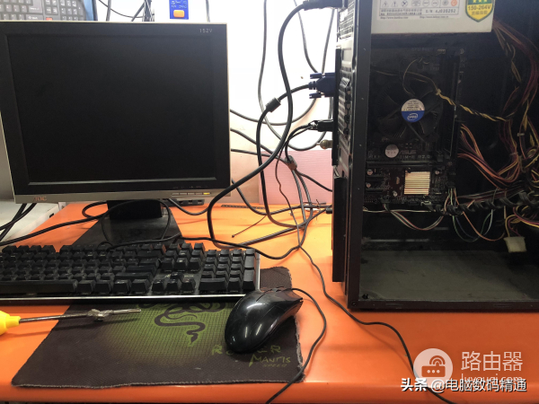 父亲把自用的电脑拿到电脑店升级配置，儿子很委屈，读大学没法用