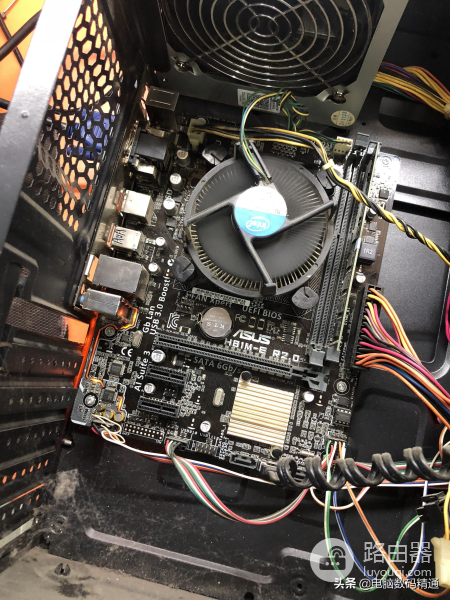 父亲把自用的电脑拿到电脑店升级配置，儿子很委屈，读大学没法用