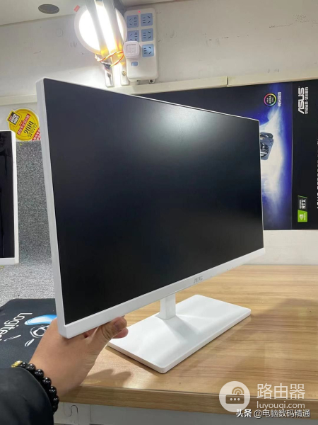 父亲把自用的电脑拿到电脑店升级配置，儿子很委屈，读大学没法用