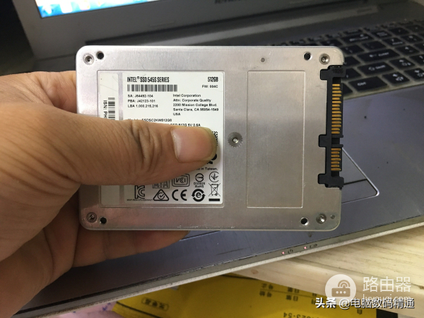 父亲把自用的电脑拿到电脑店升级配置，儿子很委屈，读大学没法用