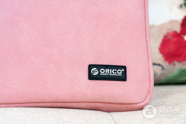 想给女朋友挑个好看又好用的电脑包(哪款电脑包好看又实用)