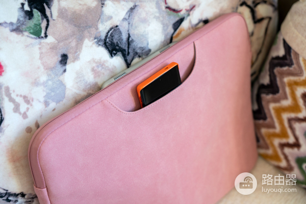 想给女朋友挑个好看又好用的电脑包(哪款电脑包好看又实用)