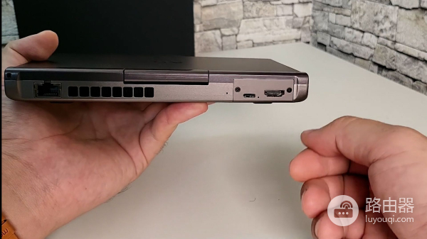 这设计绝了,可以更换接口的掌上变形电脑,鲁大师跑分百万