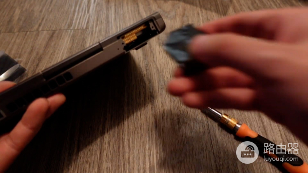 这设计绝了,可以更换接口的掌上变形电脑,鲁大师跑分百万