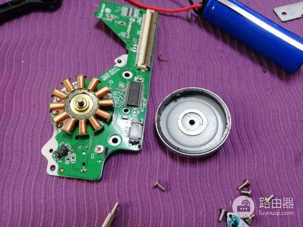 拆解闲置的光驱(如何拆卸电脑光驱)