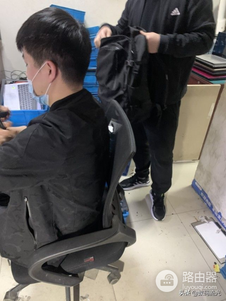 电脑买没多久出现奇怪现象,插电源风扇就会狂转,客户:假电脑