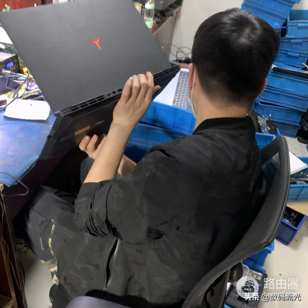 电脑买没多久出现奇怪现象,插电源风扇就会狂转,客户:假电脑