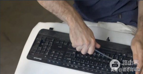 这个男人用电脑键盘绘制各种世界名画(如何画电脑键盘)