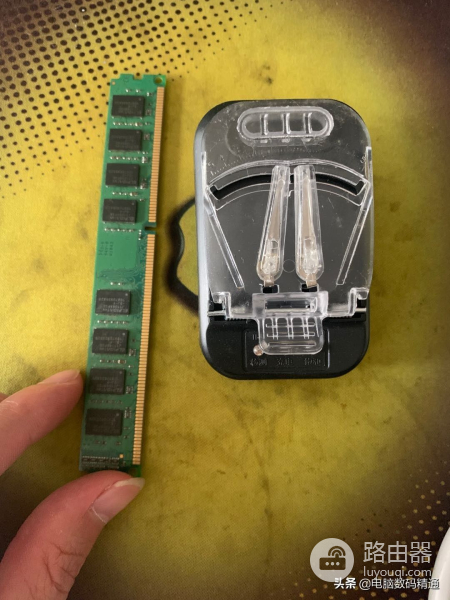 我让客户回去给内存条通电,客户就这么给内存通电,我急的抓头