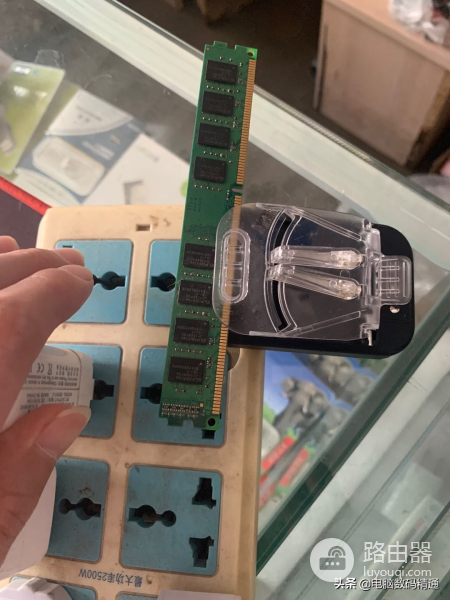 我让客户回去给内存条通电,客户就这么给内存通电,我急的抓头