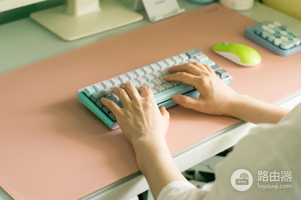 打造清爽笔记本电脑居家桌面,用这几个小数码配件就够了