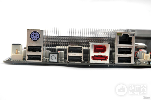 很多电脑上还有PS/2、串口，VGA接口，你可能不知道它的妙用