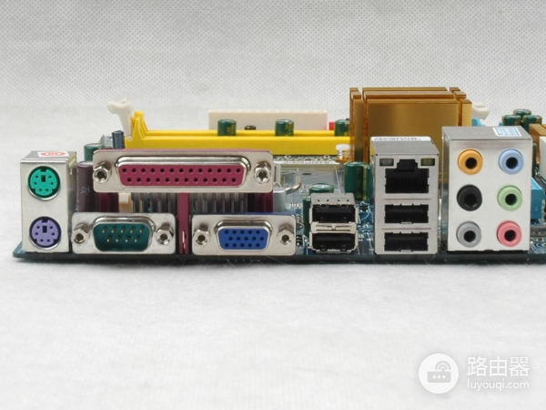 很多电脑上还有PS/2、串口，VGA接口，你可能不知道它的妙用