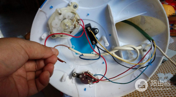 电风扇上的CBB61电容详解(电风扇cbb61是什么电容)