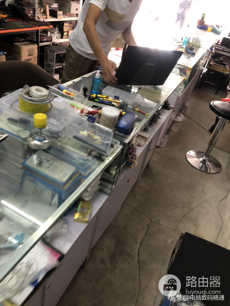 电脑店老板给上大学的儿子装电脑，配置很有意思，难道非亲生的吗