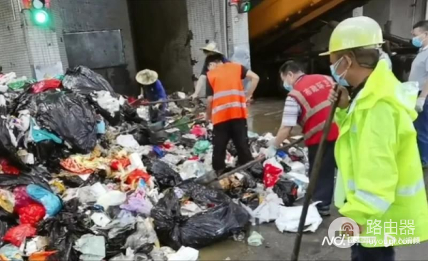 东莞女子误将电脑和手机当垃圾扔掉(把手机当垃圾扔了)