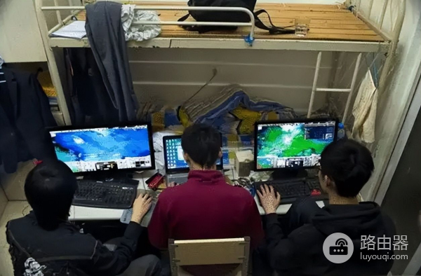 哈工程导员因电脑对新生发飙,称会耽误学生学习,网友却有些不解