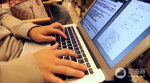 哈工程导员因电脑对新生发飙,称会耽误学生学习,网友却有些不解