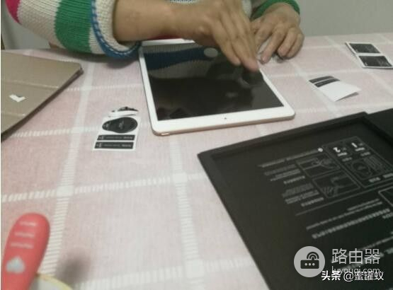 不知道怎么给手机平板贴膜(如何给平板电脑贴膜)