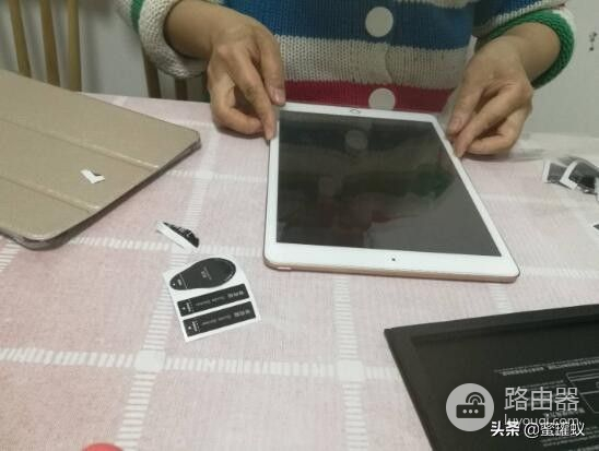 不知道怎么给手机平板贴膜(如何给平板电脑贴膜)