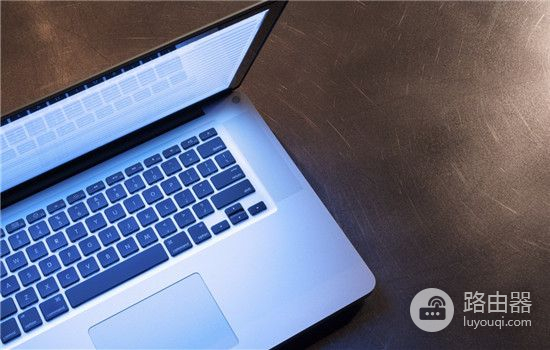 电脑怎么p掉脸上的痘(电脑辐射脸上长痘痘 用这些方法避免长痘)