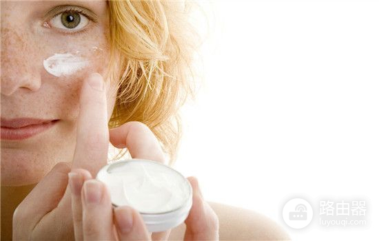 电脑怎么p掉脸上的痘(电脑辐射脸上长痘痘 用这些方法避免长痘)