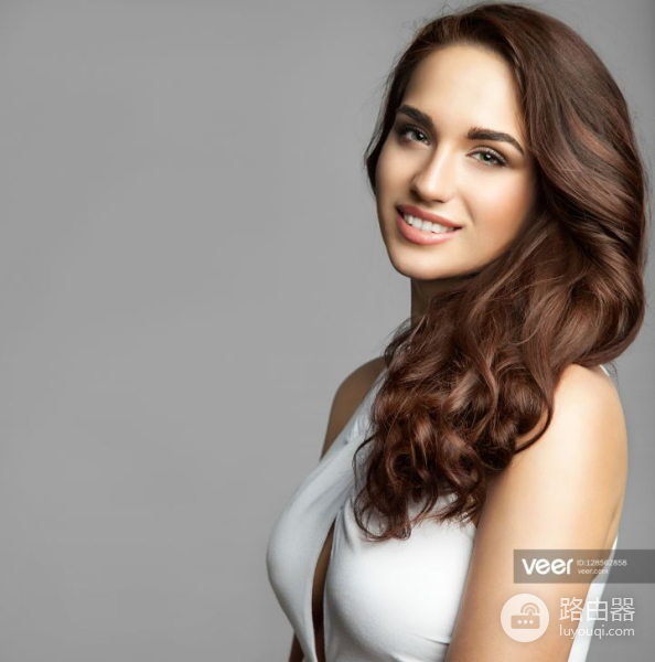 电脑怎么剪图片中间部分(图片中间位置水印怎么去？别再傻傻只知道裁剪啦)